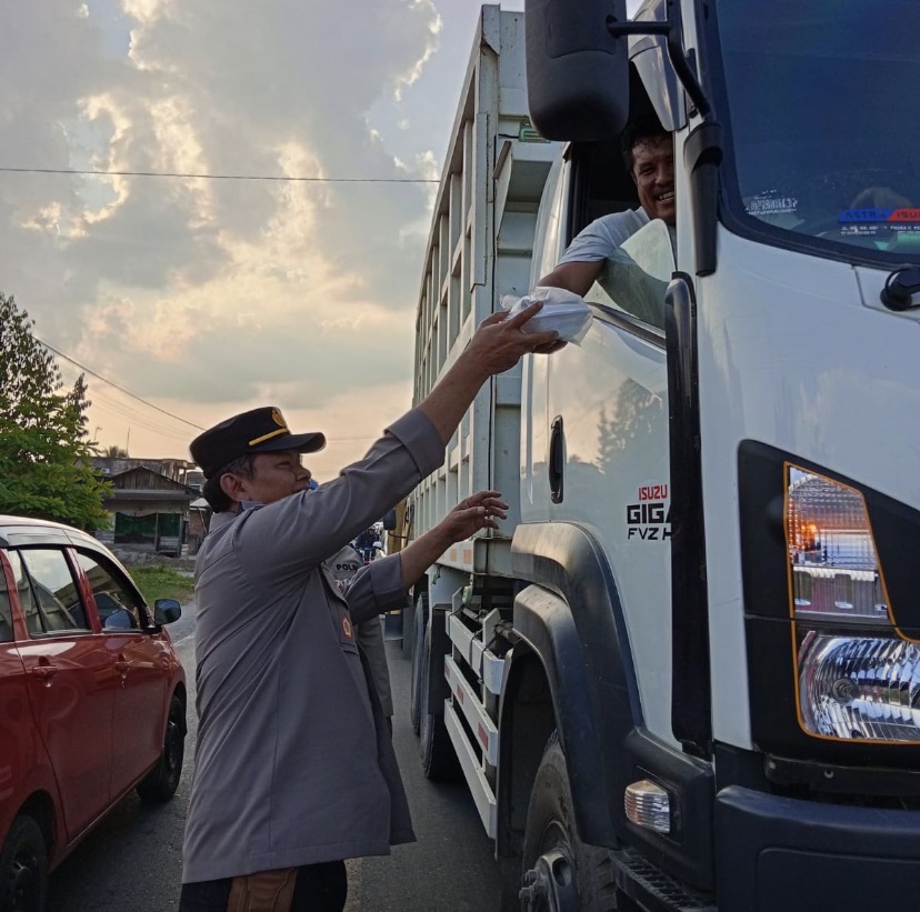 Polsek Kampar dan Bhayangkari Gelar Aksi Berbagi Takjil di Jalan Raya, Bangun Kehangatan Ramadhan
