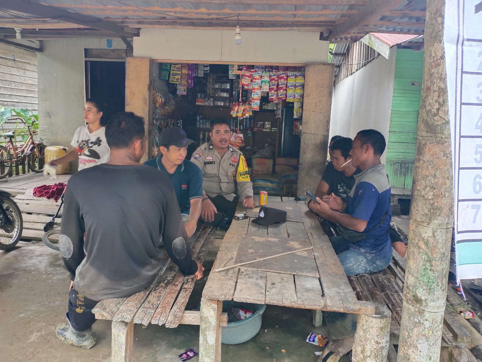 Bhabinkamtibmas Desa Nusantara Jaya Berdialog Dengan Warga Bicarakan Tentang Kamtibmas