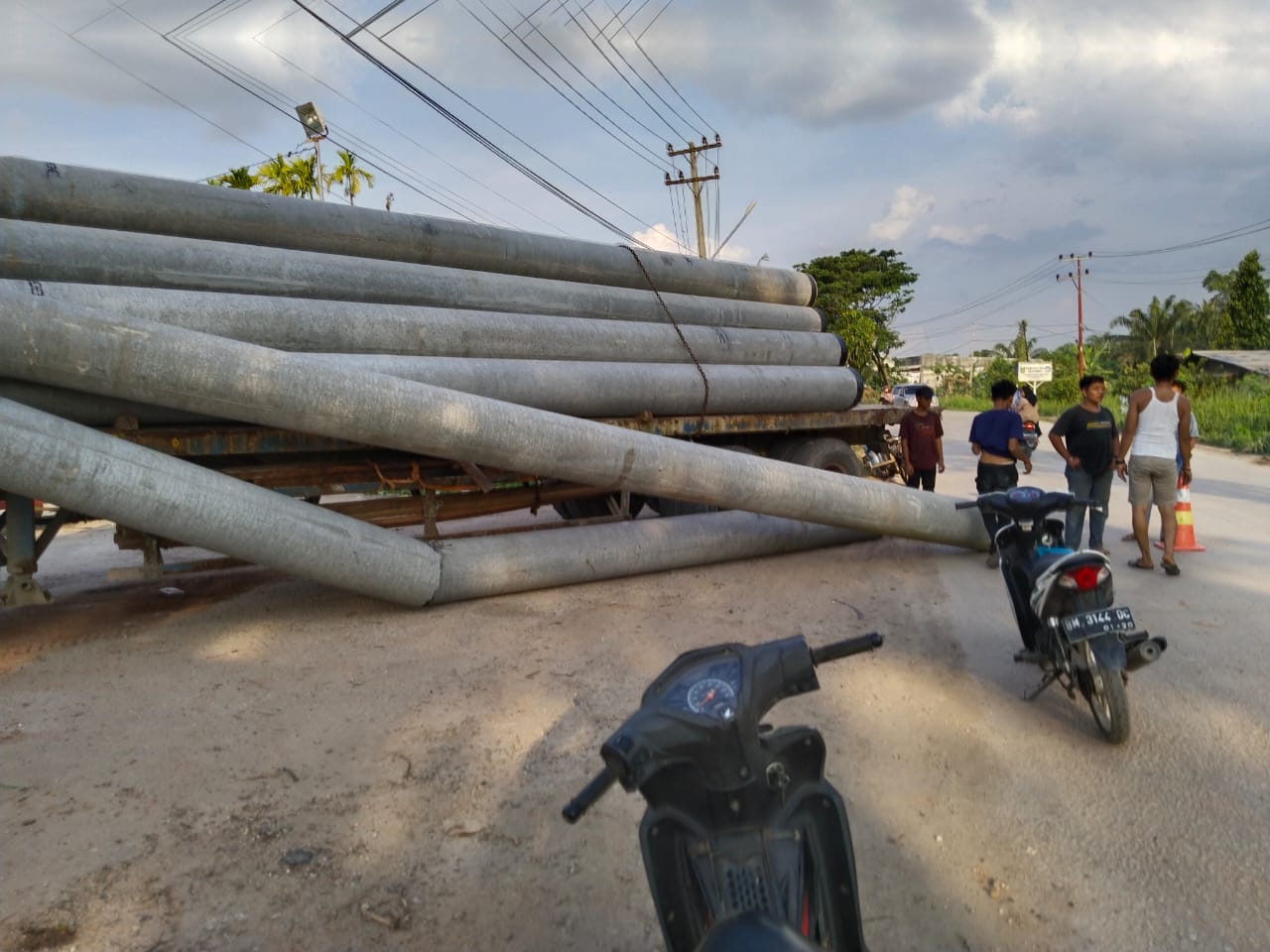 Waduuuh...Diduga Bermuatan Melebih Kapasitas,Pipa Beton Berserak Di Jalan.