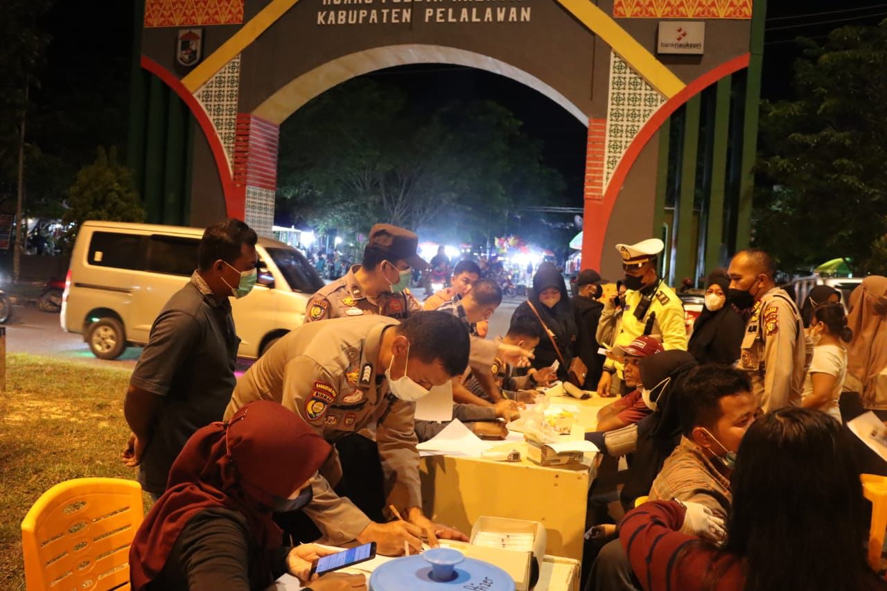 Gas Poll Vaksinasi Polres Pelalawan,Tim Layani Pengunjung di Taman Kreatif