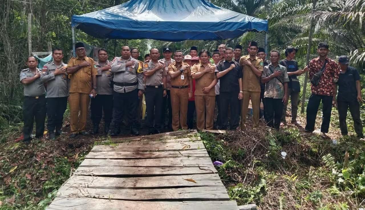 Doa Bersama Pembangunan Jembatan Merah Putih Presisi di Dusun Sungai Raya Desa Sukamaju