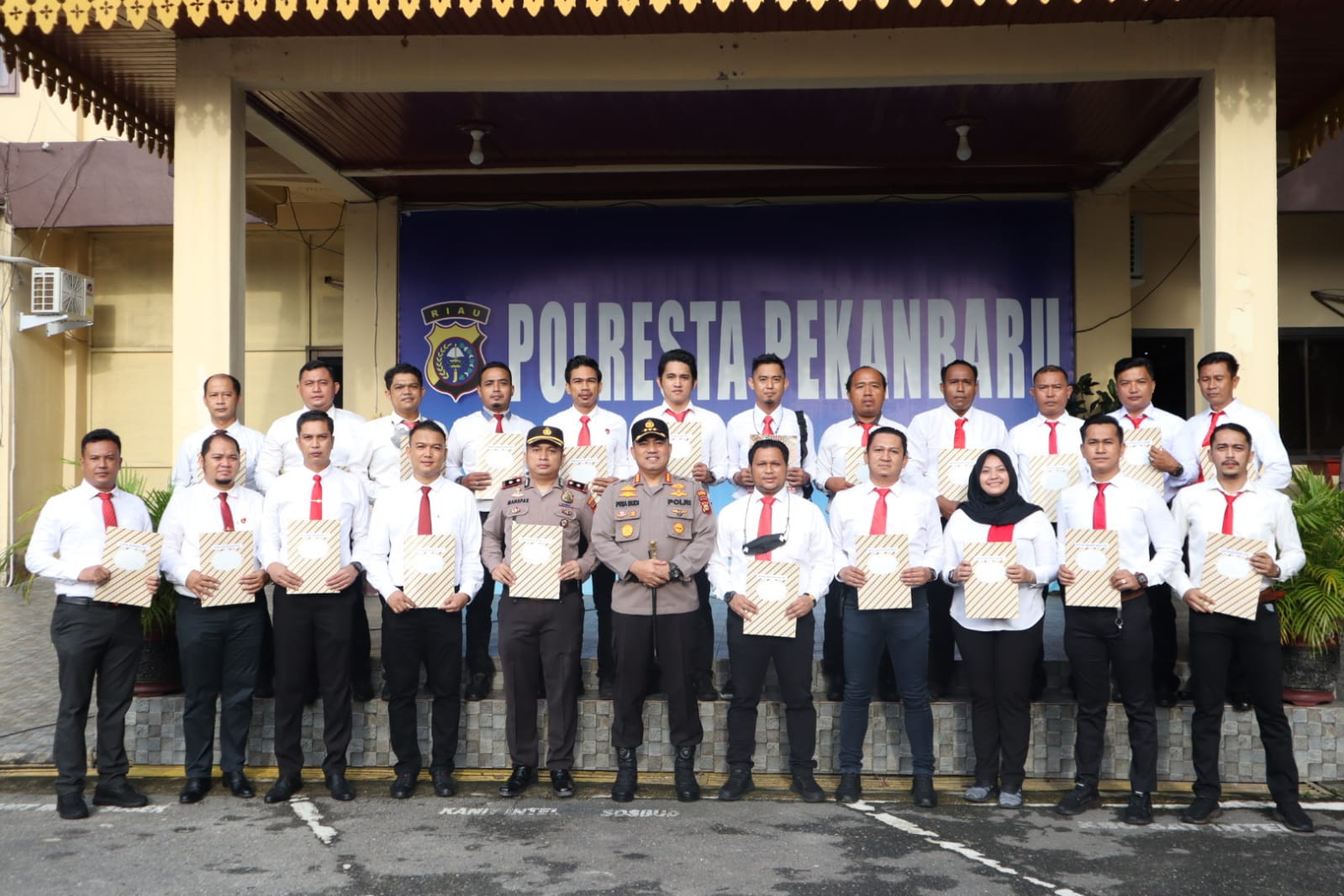 Pimpin Upacara Penyerahan Piagam Penghargaan,Kapolresta: Jadikan Ini Sebagai Motivasi Untuk Memberik