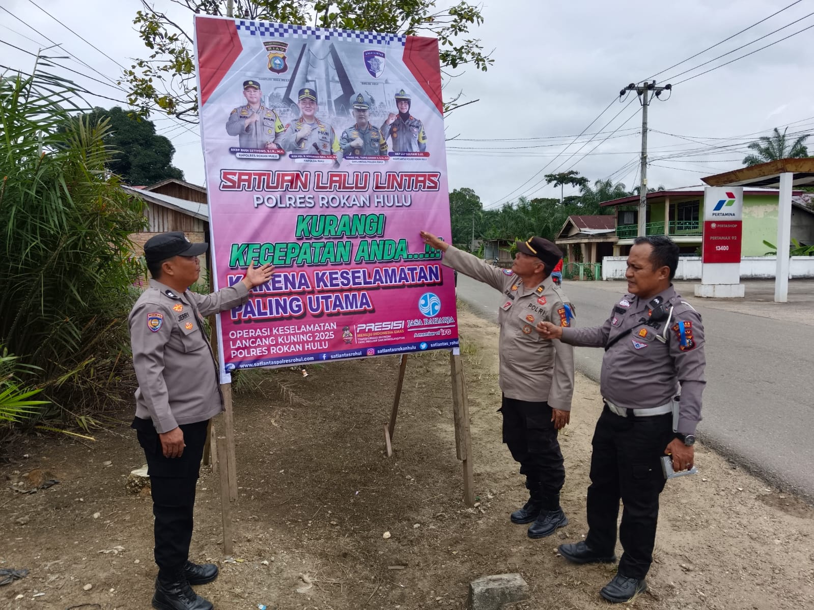  Satlantas Polres Rokan Hulu Gencarkan Pemasangan Spanduk Keselamatan untuk Cegah Kecelakaan