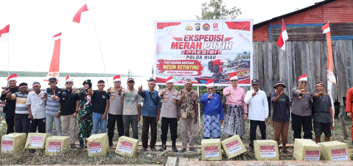 EKSPEDISI MERAH PUTIH PRESISI POLDA RIAU TANAM 810 MANGROVE DAN SALURKAN BERBAGAI BANTUAN UNTUK MASY