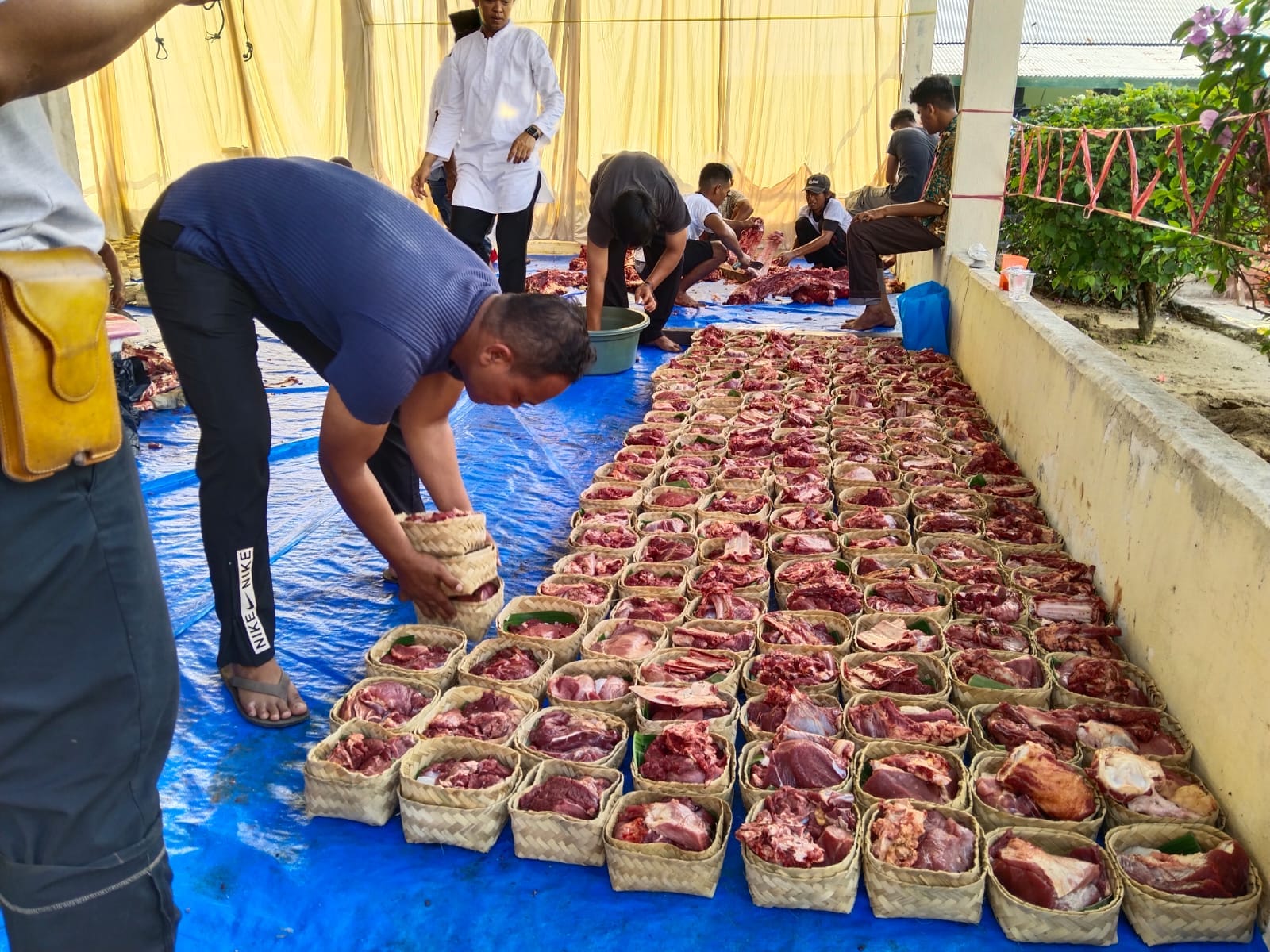 Polres Inhu Bagikan Daging Kurban Gunakan besek
