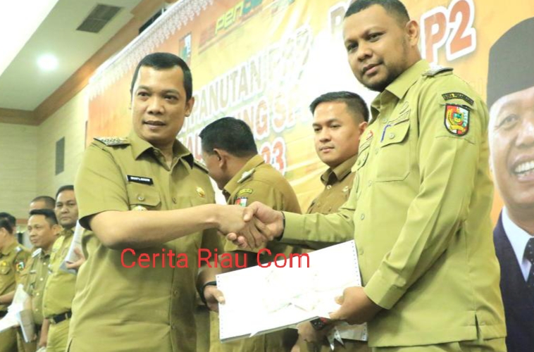 Pj Wali Kota Serahkan SPPT kepada 15 Camat dan Beri Penghargaan ke Pembayar PBB Tertinggi