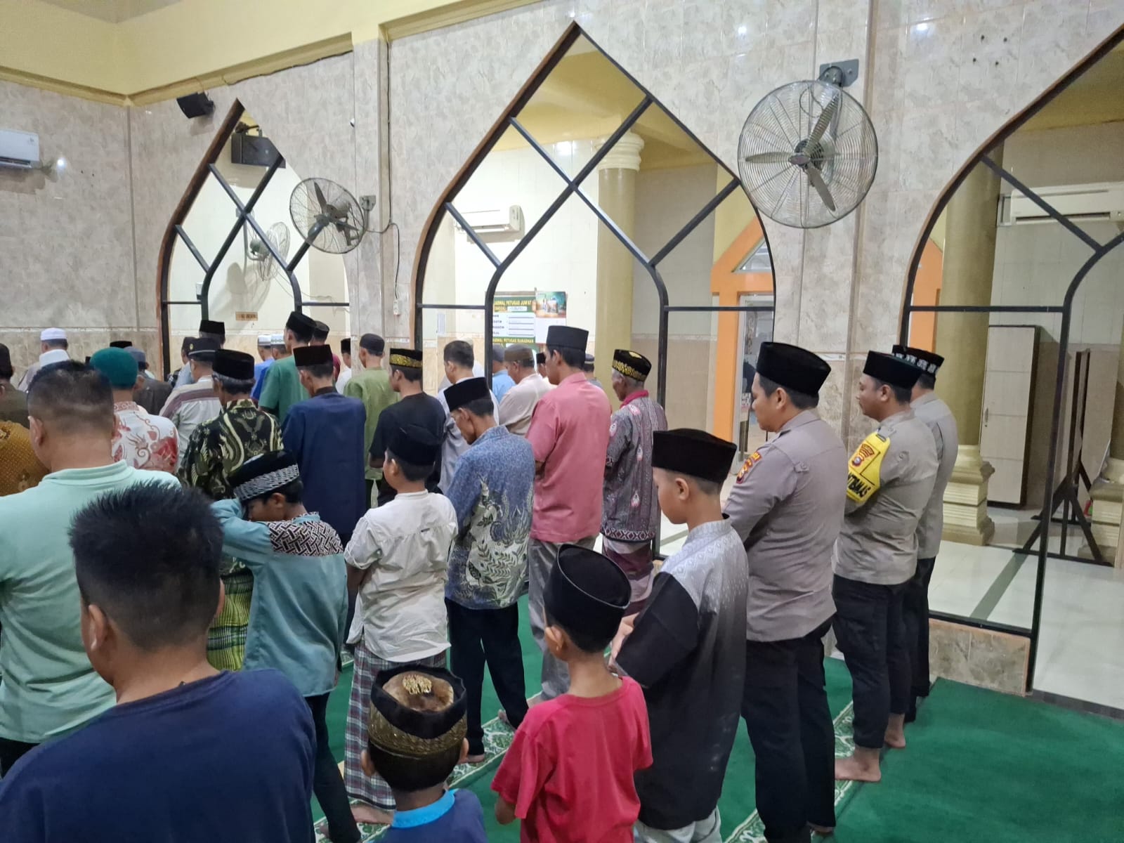 Polsek Tapung Hilir Berbaur dengan Masyarakat, Shalat Tarawih Keliling di Masjid Al Muttaqin