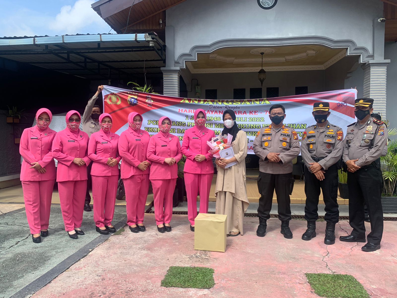 HUT Bhayangkara Ke -76, Polresta Pekanbaru Beserta Bhayangkari Kunjungi Keluarga Purnawirawan