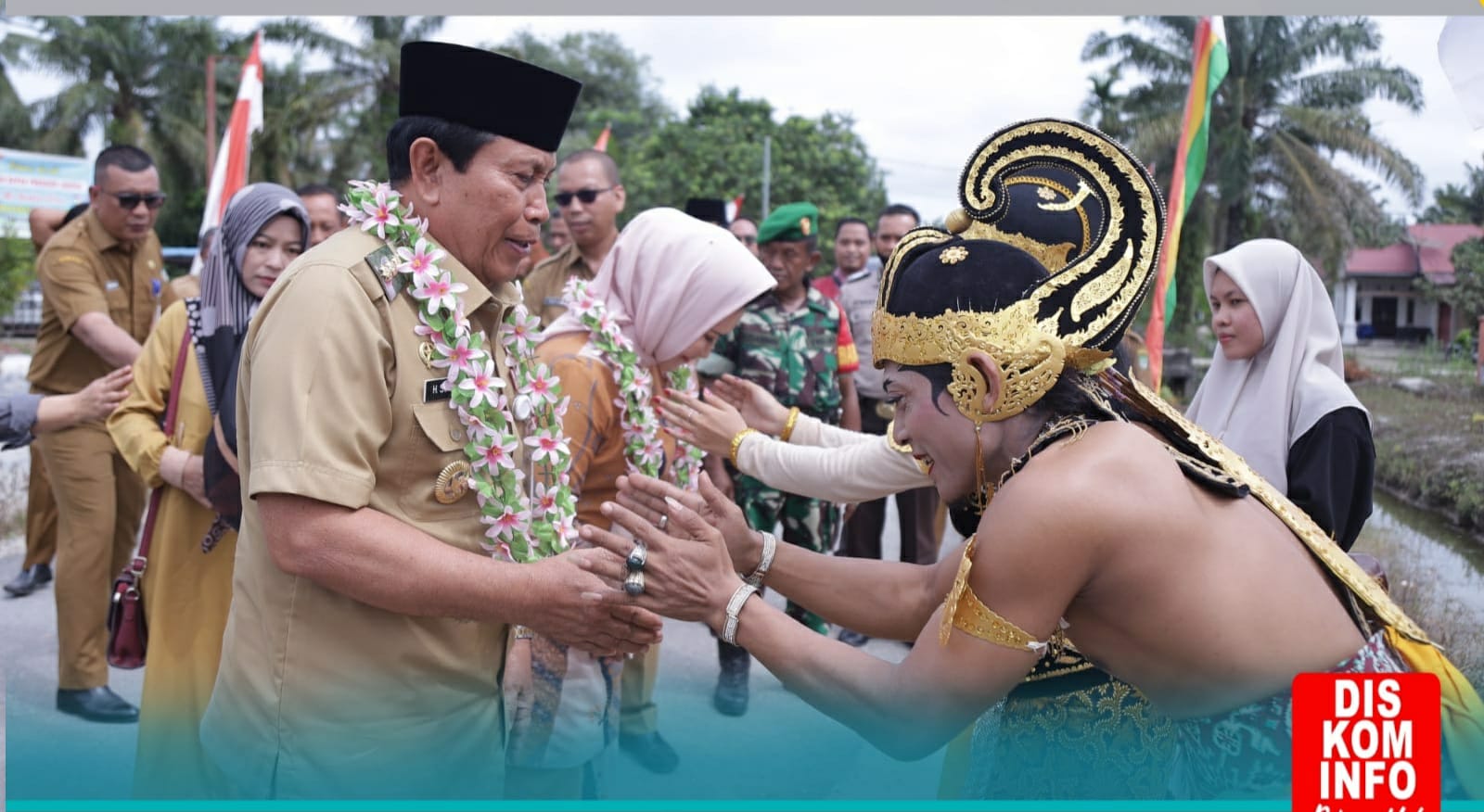 Bupati Rohul H.Sukiman Resmikan Kantor Desa Pasir indah.