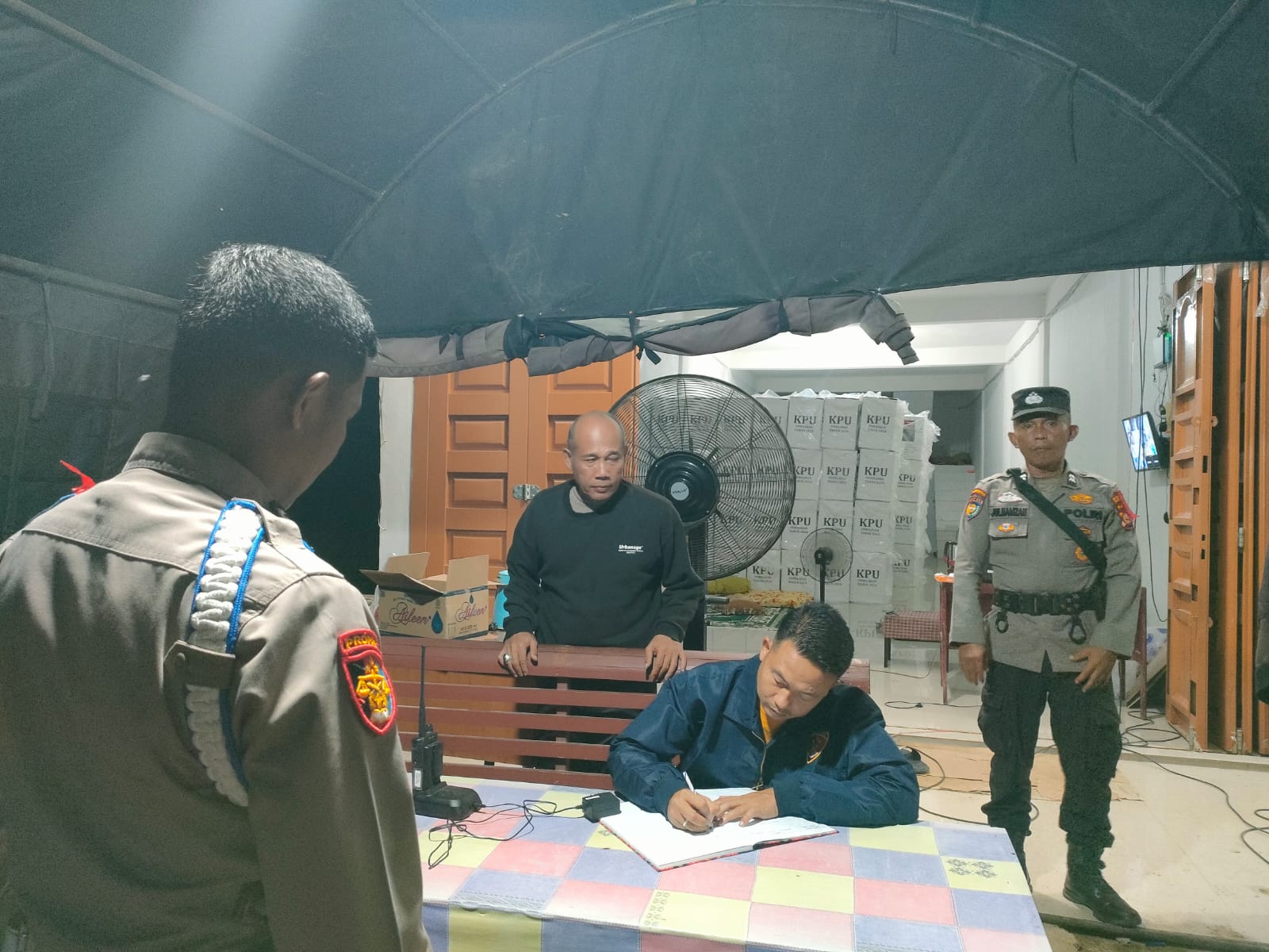 OMP-LK24, WAKAPOLRES ROKAN HULU TINJAU GUDANG LOGISTIK KPU, BERIKAN ARAHAN PENGAMANAN