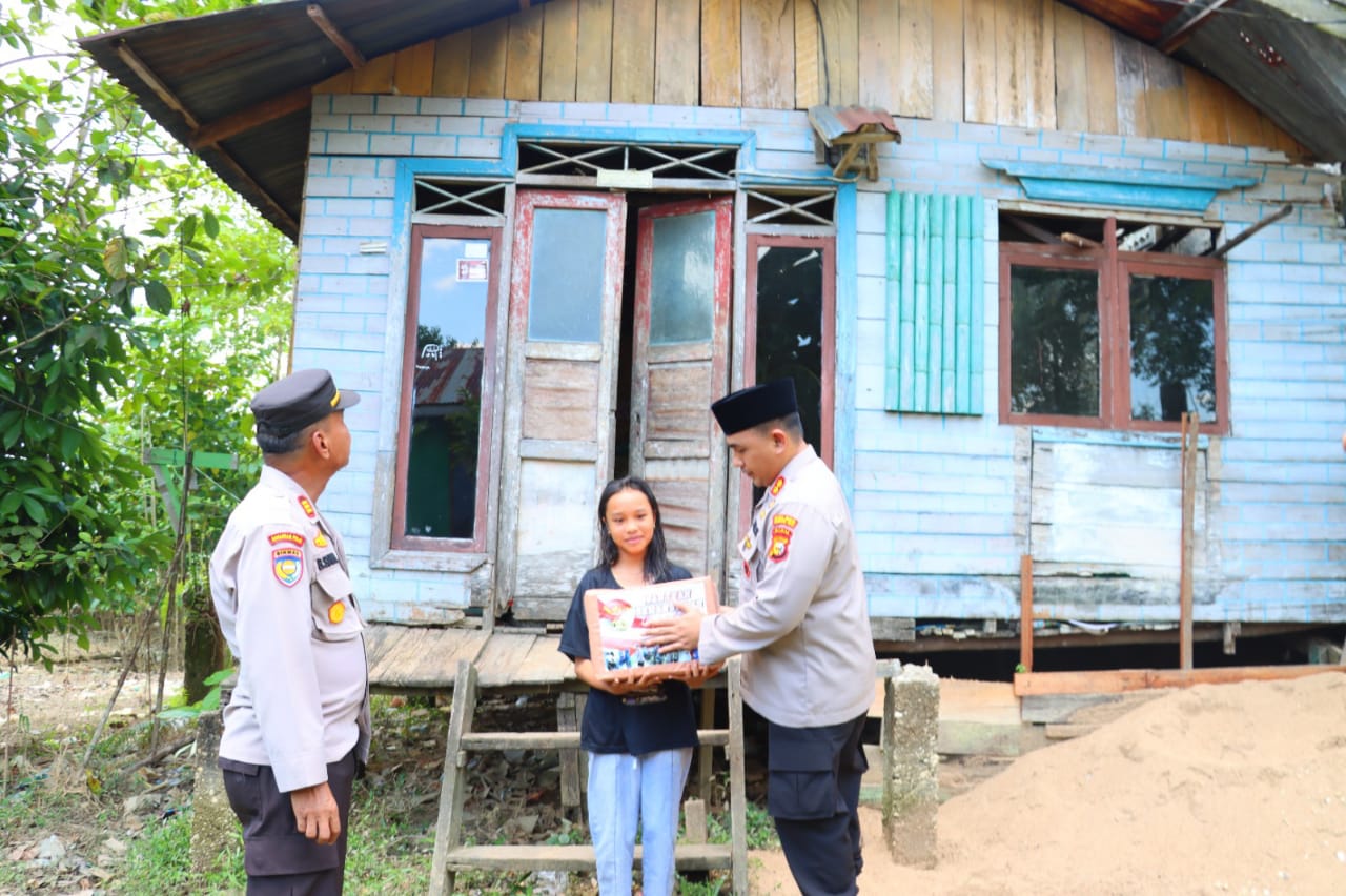 Kapolres Inhu Salurkan Bantuan Kemanusiaan Kepada Warga Kambesko