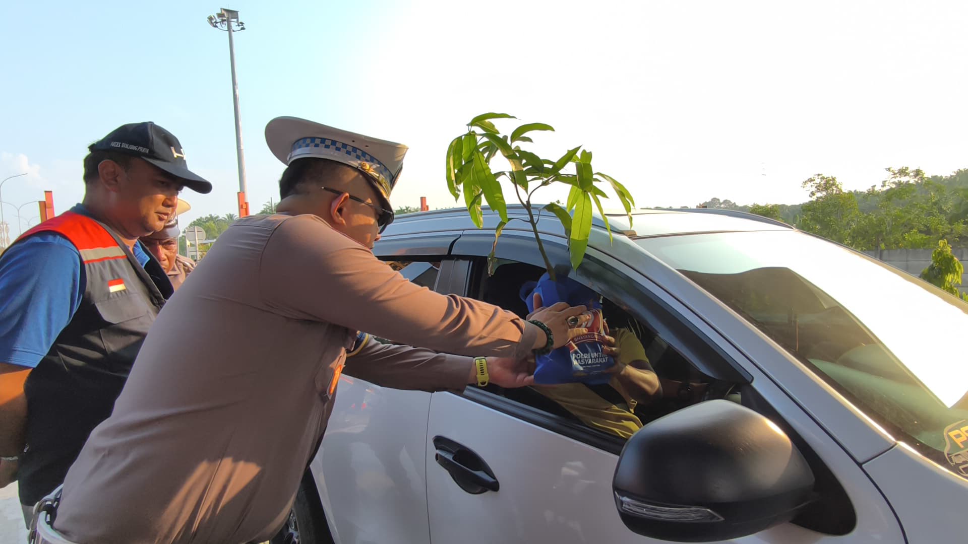 Semarak Bhayangkara ke-79, Ditlantas Polda Riau Bagikan 79 Bibit Tanaman dan 79 Bingkisan