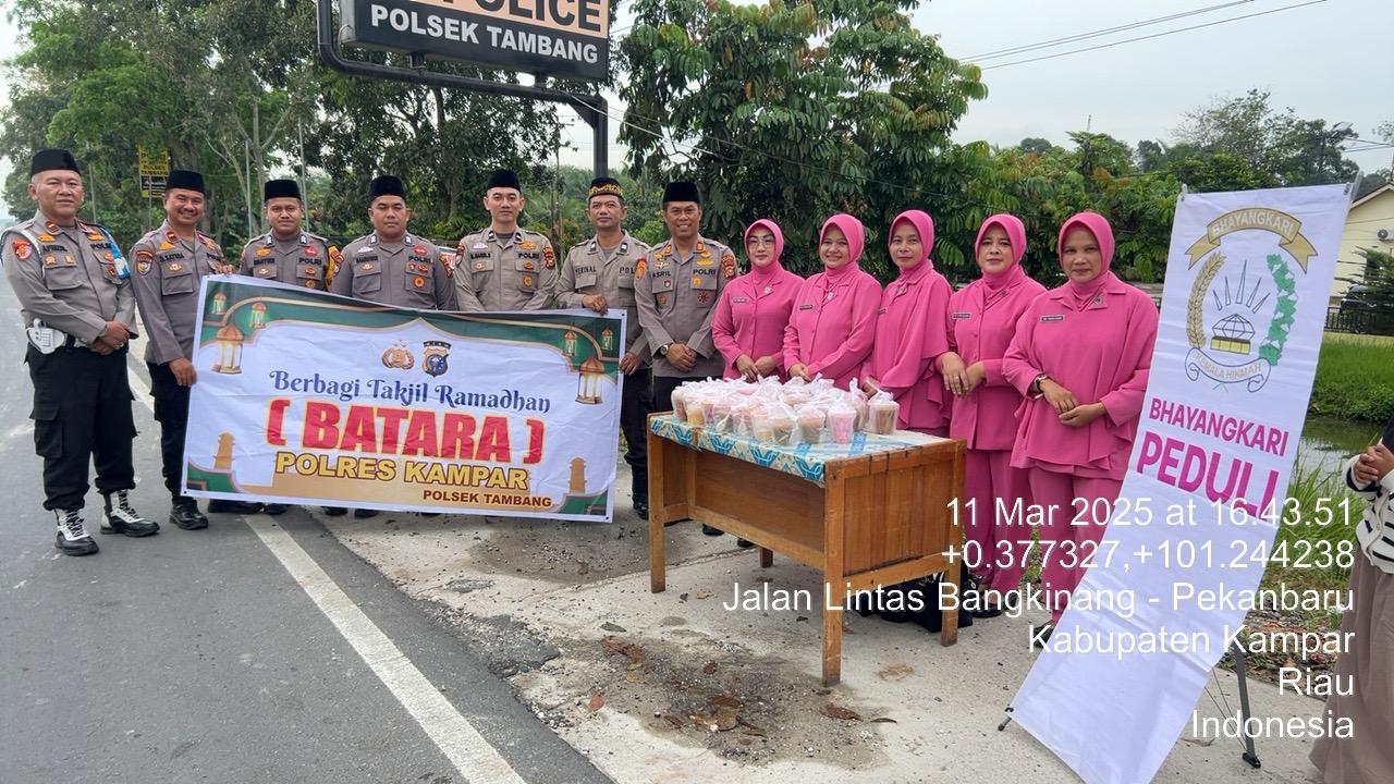 Polsek Tambang Bagikan Takjil Gratis di Jalan Lintas Pekanbaru-Bangkinang