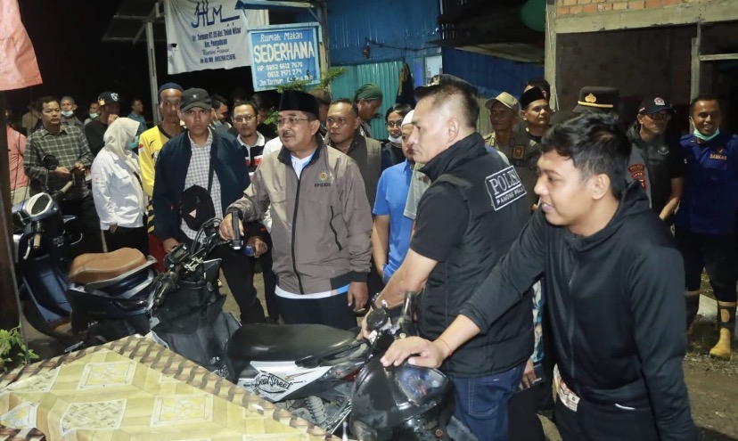 Tinjau Lokasi Kebakaran di Teluk Nilau, Bupati Anwar Sadat Instruksikan Penanganan Maksimal