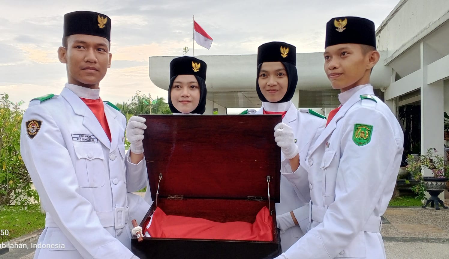 Pj Bupati Inhil Herman Menerima Duplikat Bendera Merah Putih 
