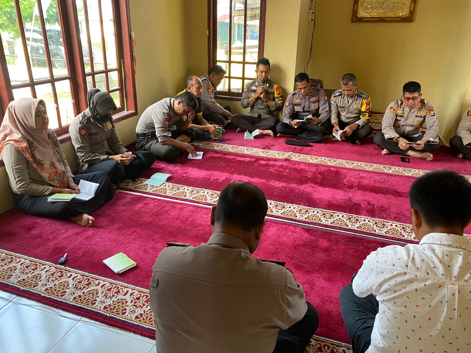 Polsek Siak Hulu Laksanakan Binrohtal dan Doakan Korban Tragedi Kerusuhan Stadion Kenjuruhan