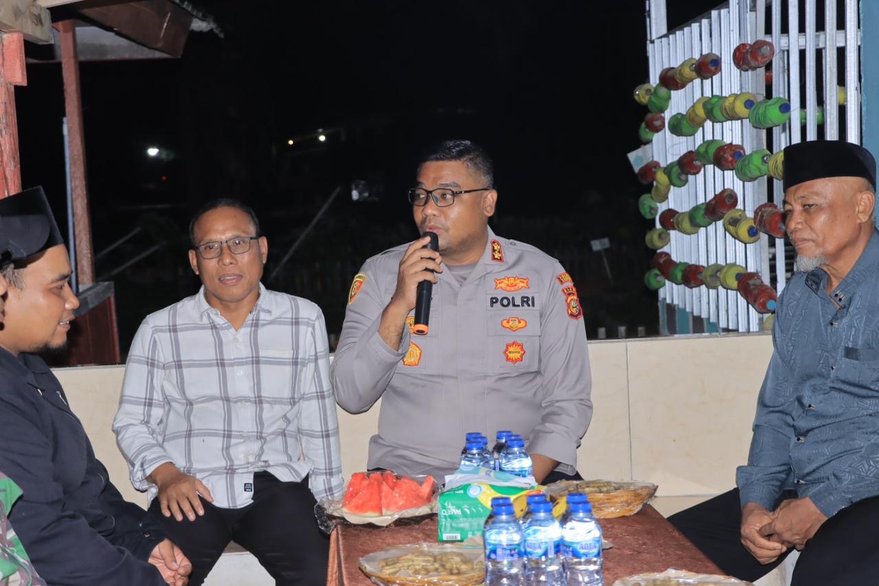 Kapolres Kampar Kunjungi Pos Satkamling Desa Hangtuah, Serahkan Bantuan dan Dengarkan Aspirasi Warga