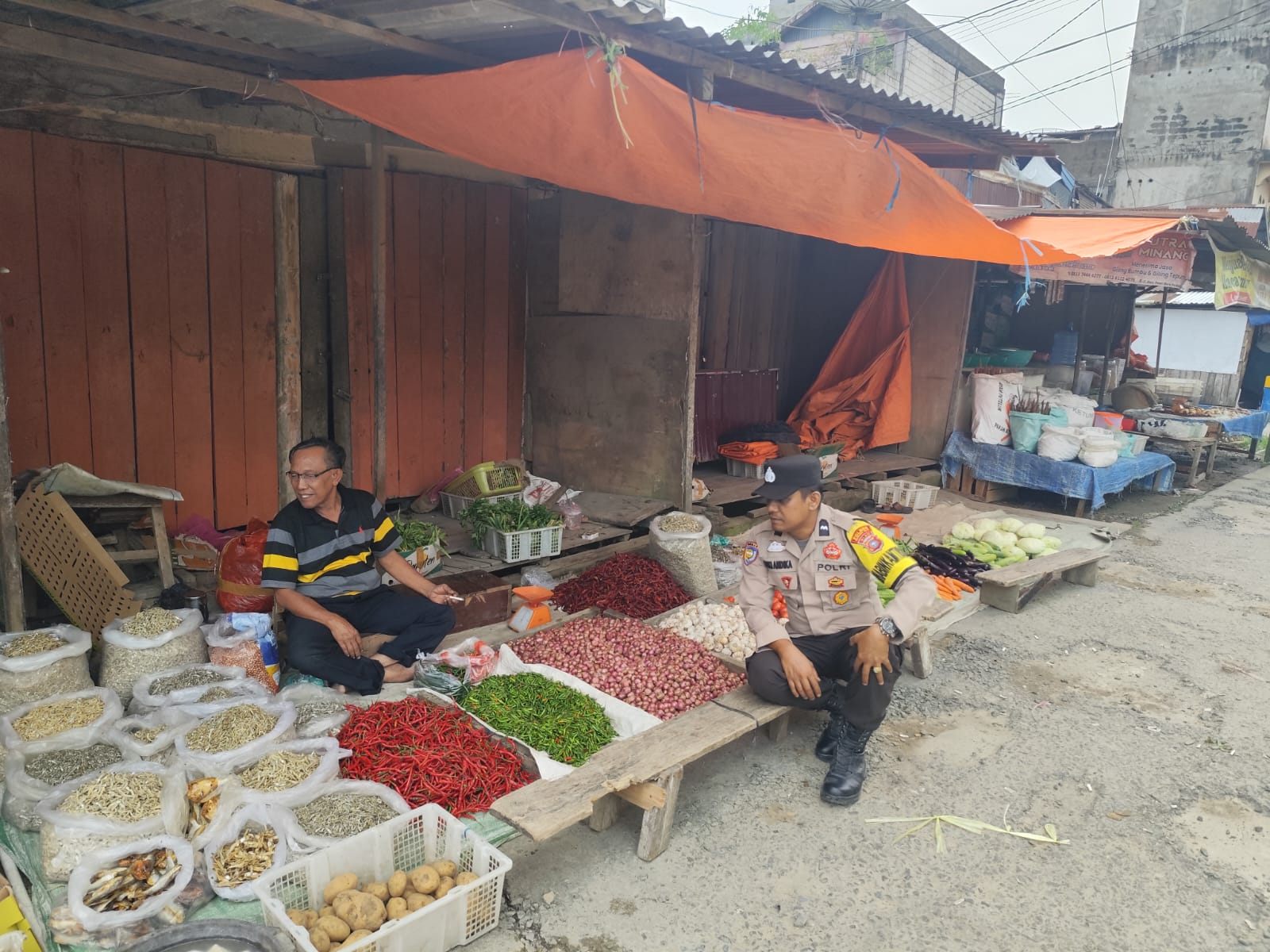 Sambangi pedagang pasar, ini pesan Pak Bhabin dalm ciptakan Cooling System