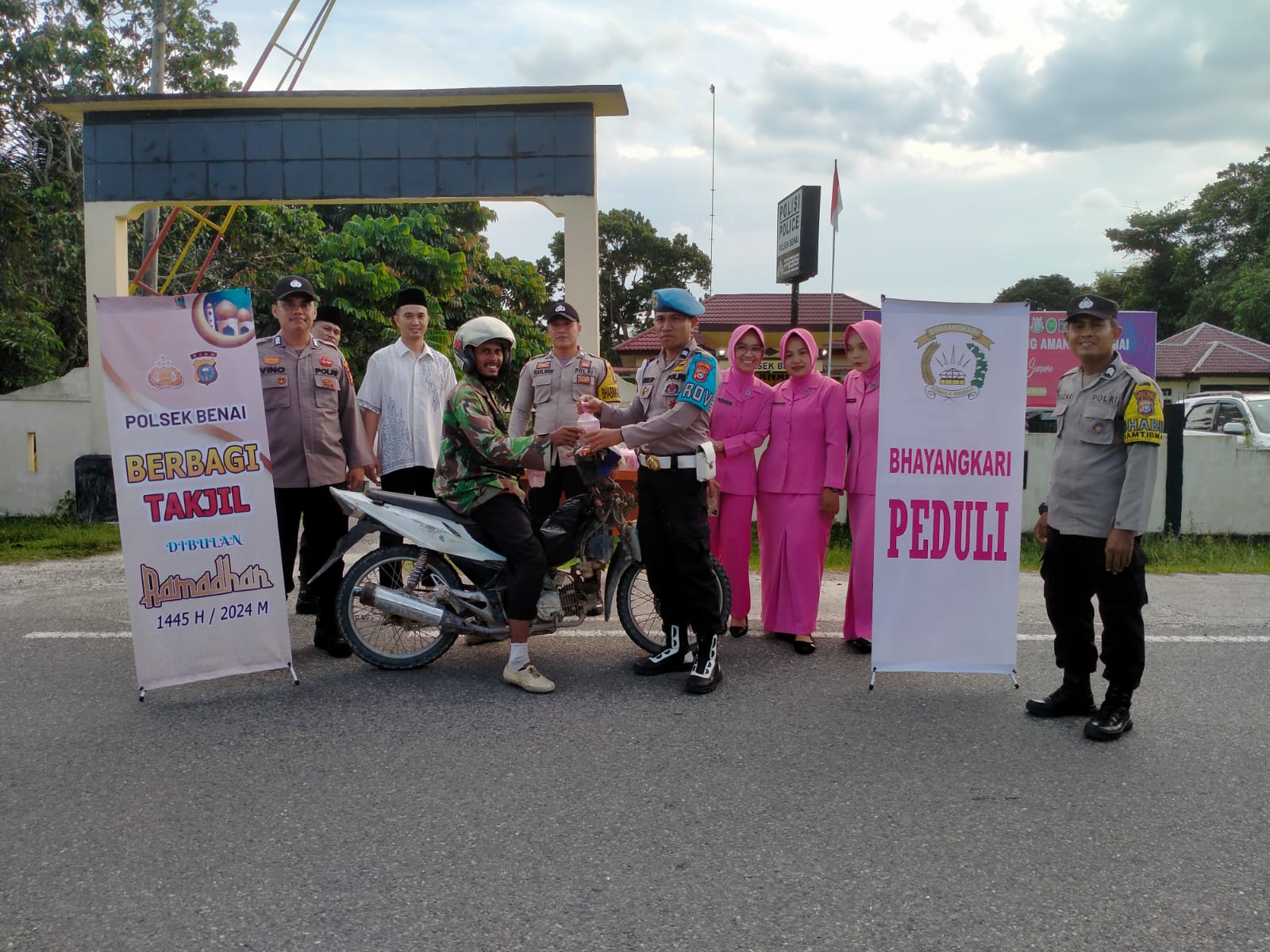 Personel Polsek Benai Bagikan Takjil Bersama dengan Bhayangkari