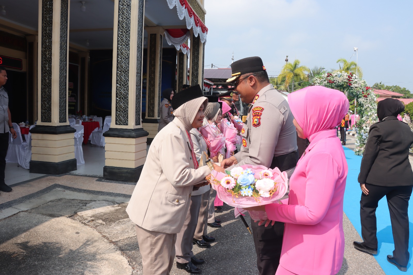 Lapangan Mapolres Kampar Penuh Kehangatan, Tujuh Personel Resmi Masuki Masa Purnabhakti