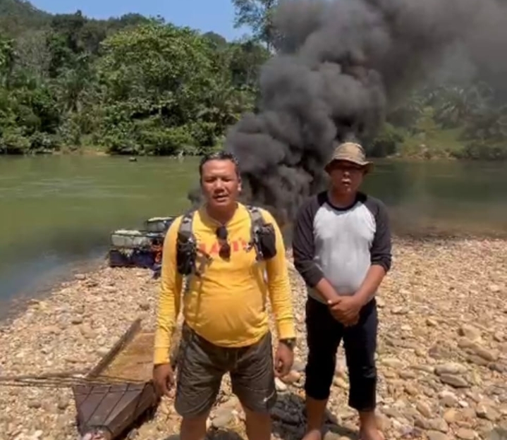 Polsek Kampar Kiri Bakar Rakit Tambang Ilegal di Desa Kota Lama