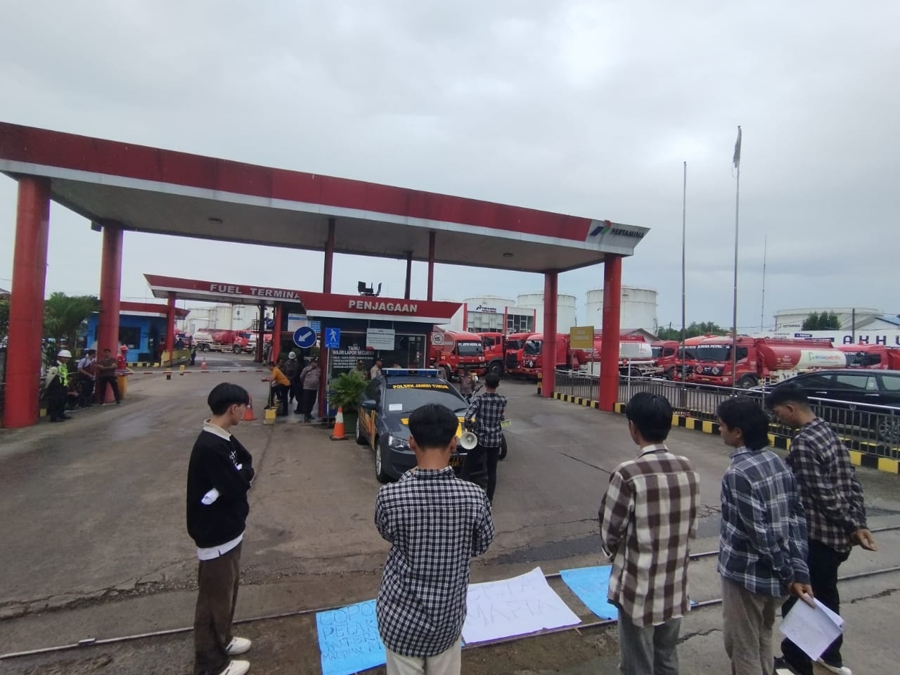 Truk Pertamina Kencing KOMANDO Tuntut Pertamina Dan APH Transparan