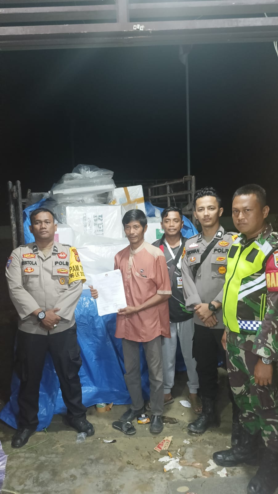 Jalan Rusak, Mobil Pengangkut Logistik Pemilu di Kecamatan Kampar Kiri Hilir Terpuruk