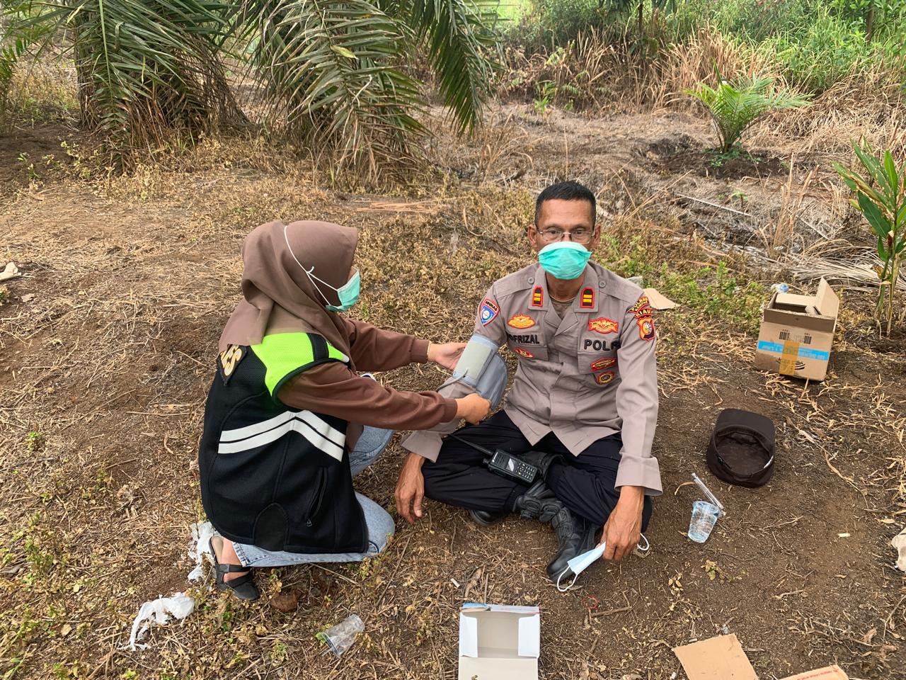 Di Tengah Tugas Berat Karhutla, Tim Medis Polres Kampar Hadir Beri Layanan Kesehatan & Masker