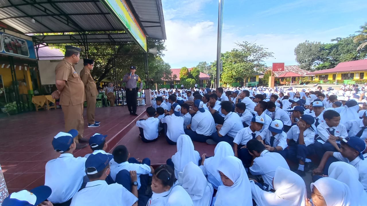 Polsek Tampan Pekanbaru menjadi Pembina Upacara di SMP Negeri 23 Pekanbaru