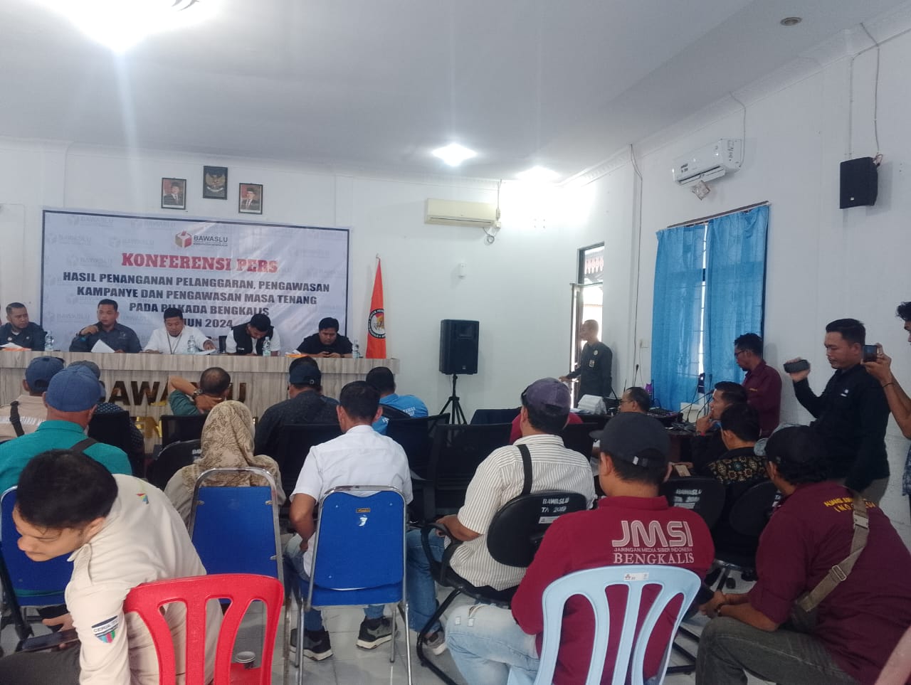 Bawaslu Tertibkan 2.378 APK Paslon Bupati dan Wabup Bengkalis di Masa Tenang Pemilu 2024