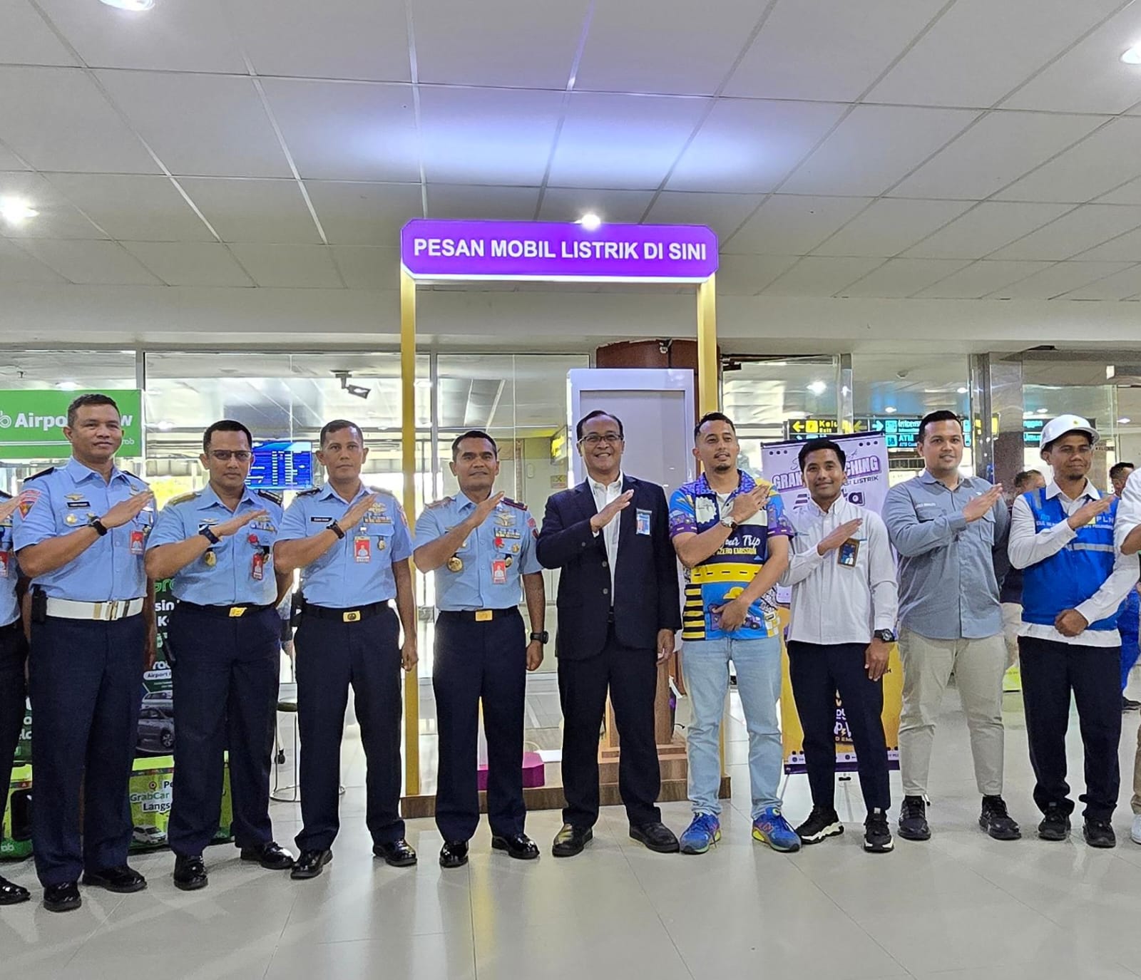 Pertama di Sumatera, Taksi Listrik Hadir di Bandara SSK II Pekanbaru