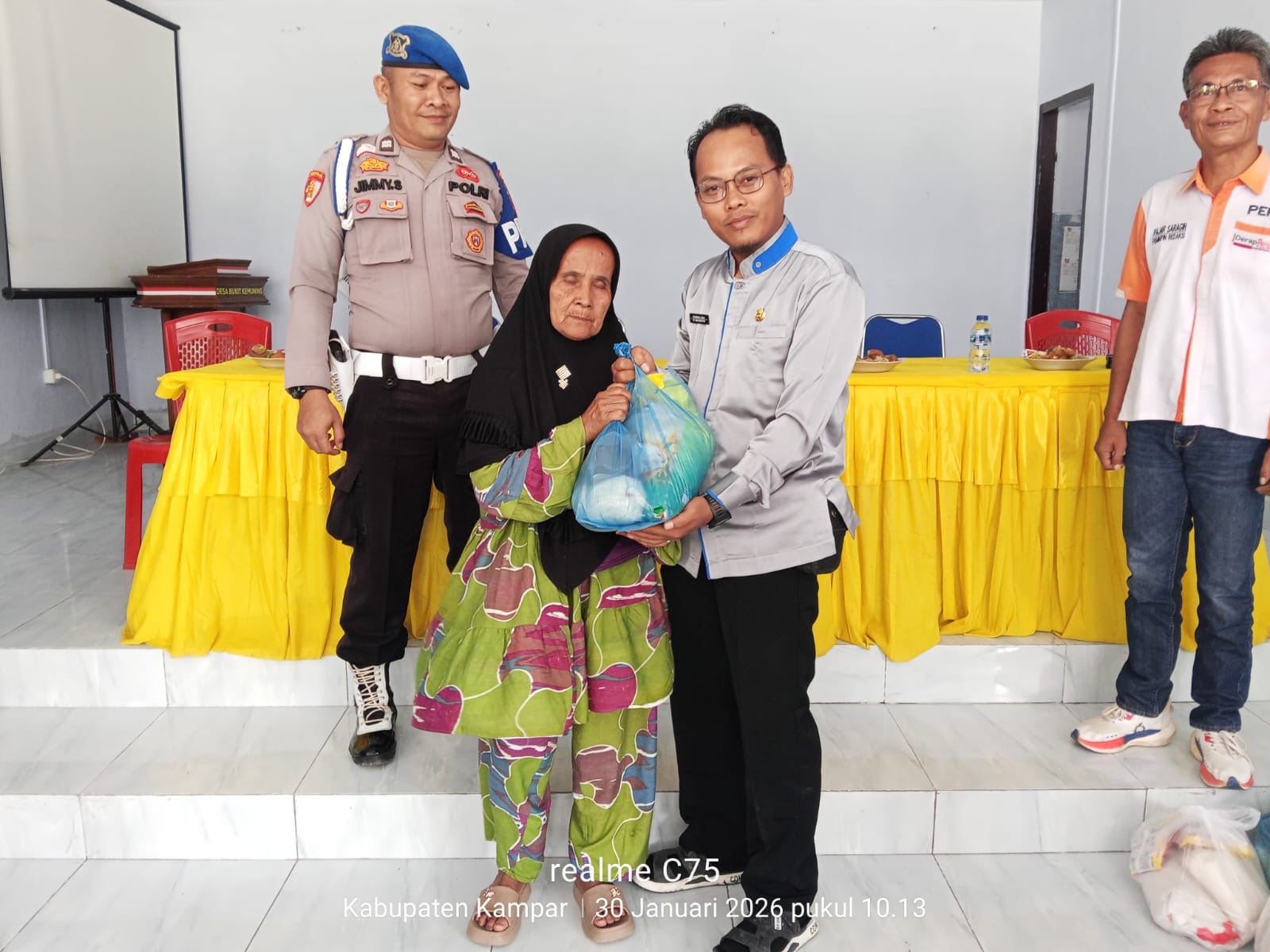 Polsek Tapung Hulu Bersama Insan Pers Salurkan Bansos Rutin Akhir Bulan