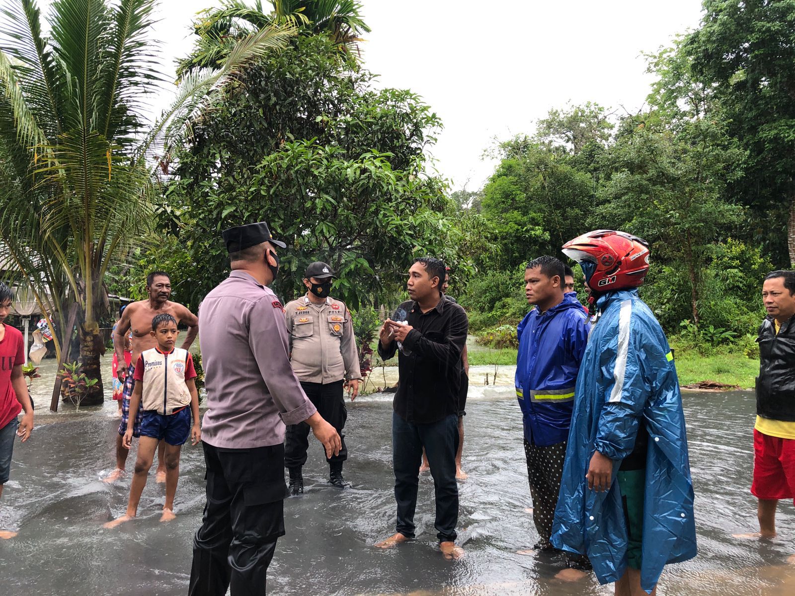 Polres Lingga dan Polsek singkep barat Lakukan Pengamanan dan Bantu Warga di Lokasi Bencana