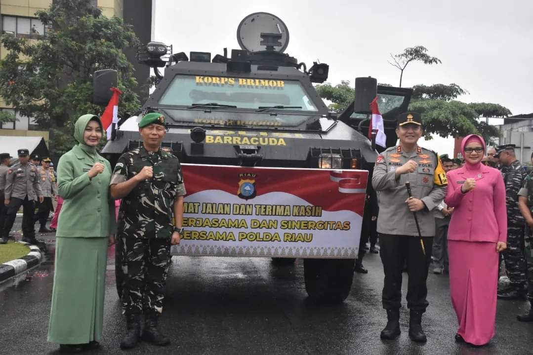 Danrem 031/Wira Bima yang baru dan yang lama di Sambut dan di Lepas oleh Kapolda Riau