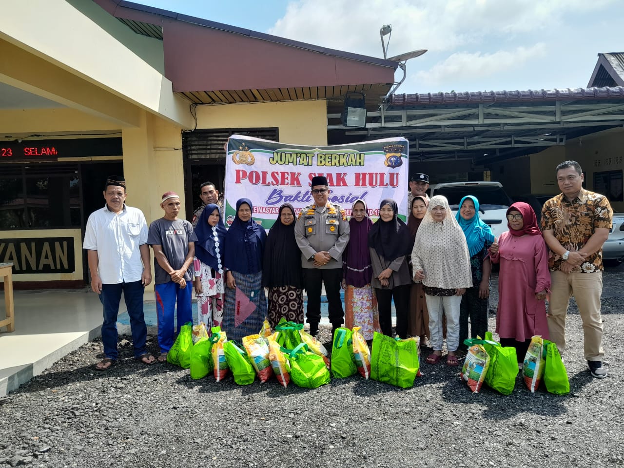 Jumat Barokah di Bulan Ramadhan,Polsek Siak Hulu Berbagi Sembako Kepada Warga Kurang Mampu