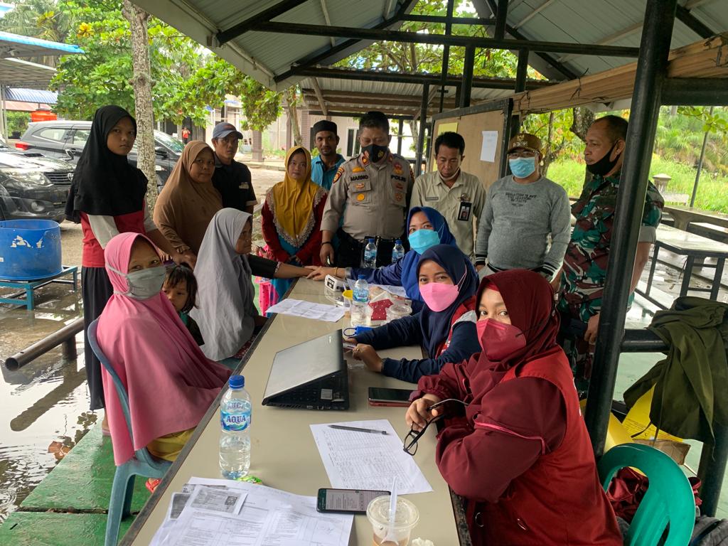 Walaupun Hujan Turun Sejak Pagi Hari, Warga Tapung Tetap Antusias Mengikuti Vaksinasi