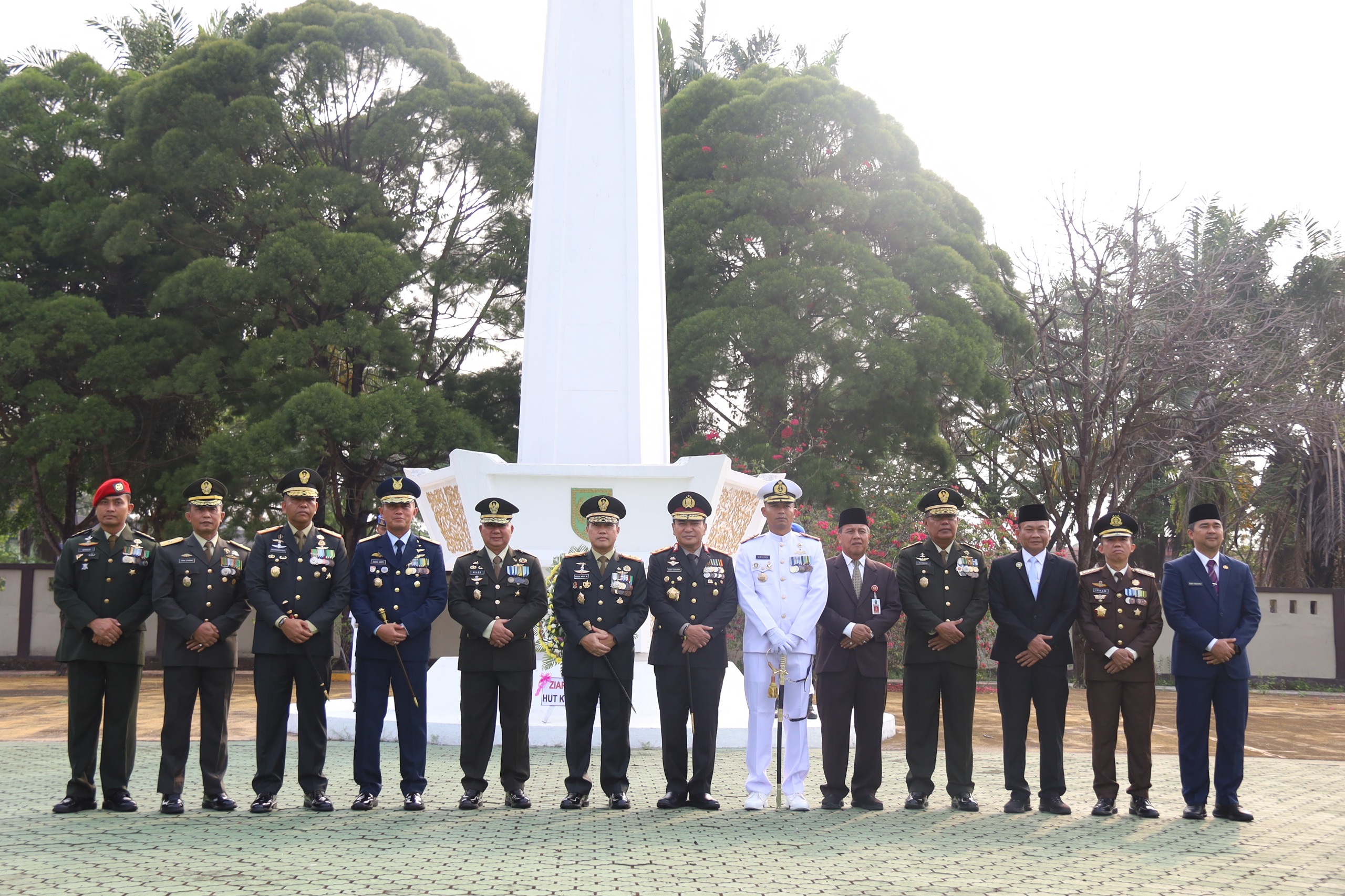 HUT Ke-81 TNI, Pangdam XIX/Tuanku Tambusai Pimpin Upacara Ziarah Nasional Bersama Unsur Forkopimda R
