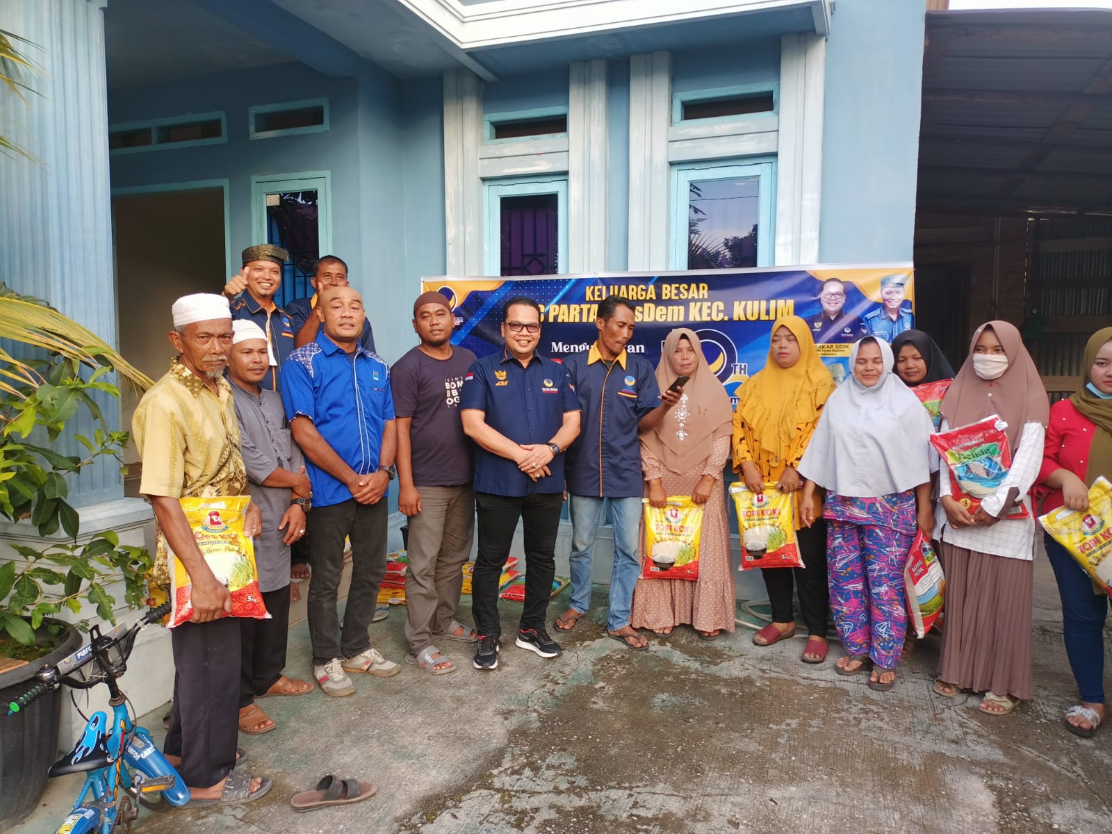 HUT Partai NasDem, DPC Kecamatan Kulim Bersama DPD Pekanbaru Berbagi Berkah Bersama Warga