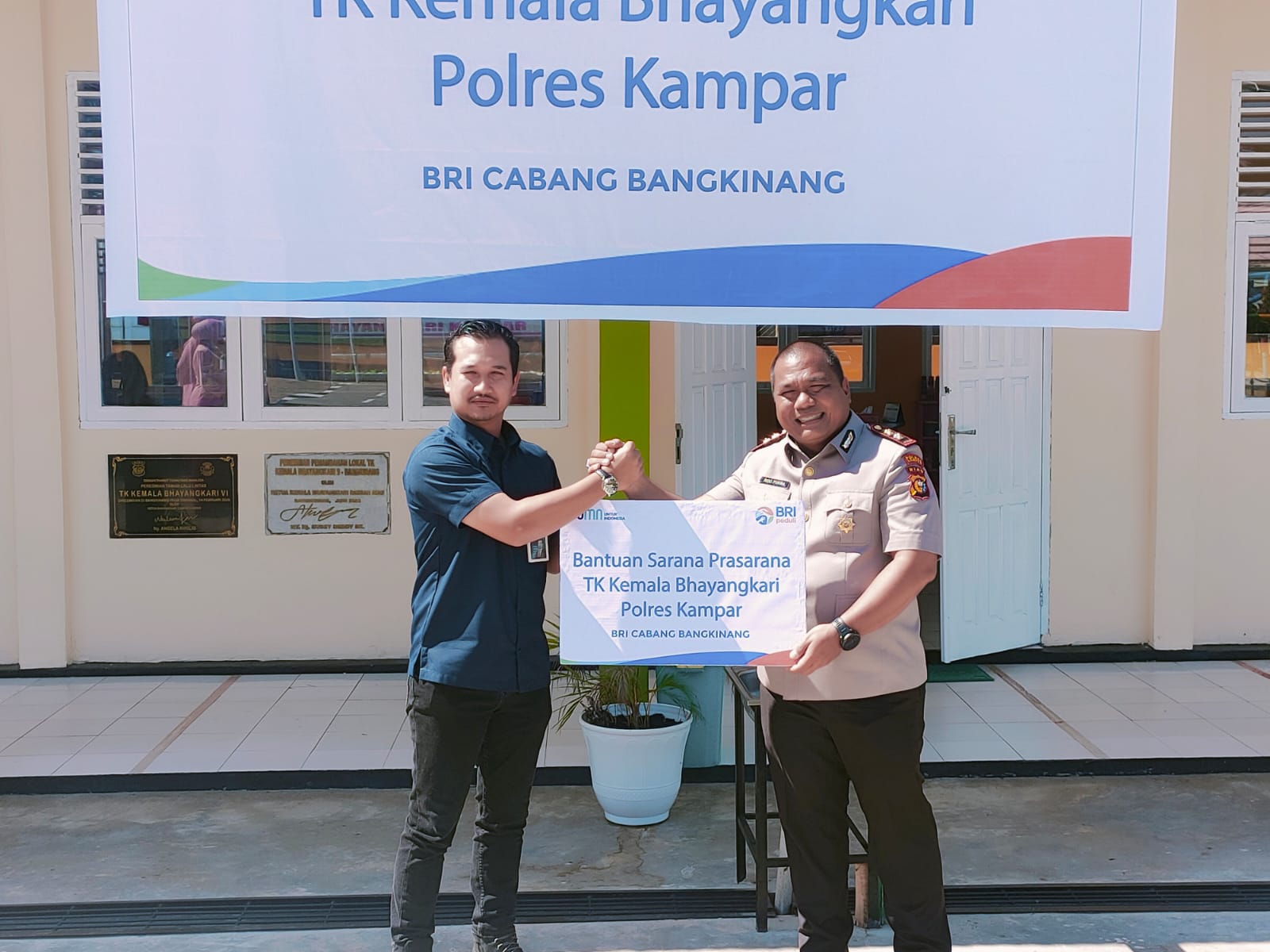 Kapolres didampingi Ketua Bhayangkari Kampar Menerima Bantuan Sarana Prasarana TK Bhayangkari dari B