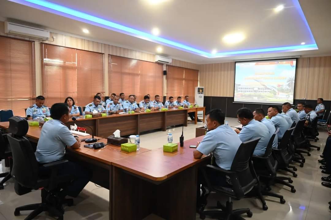 Komandan Danlanud Roesmin Nurjadin Marsma Memimpin Rapat Staf Bulandan
