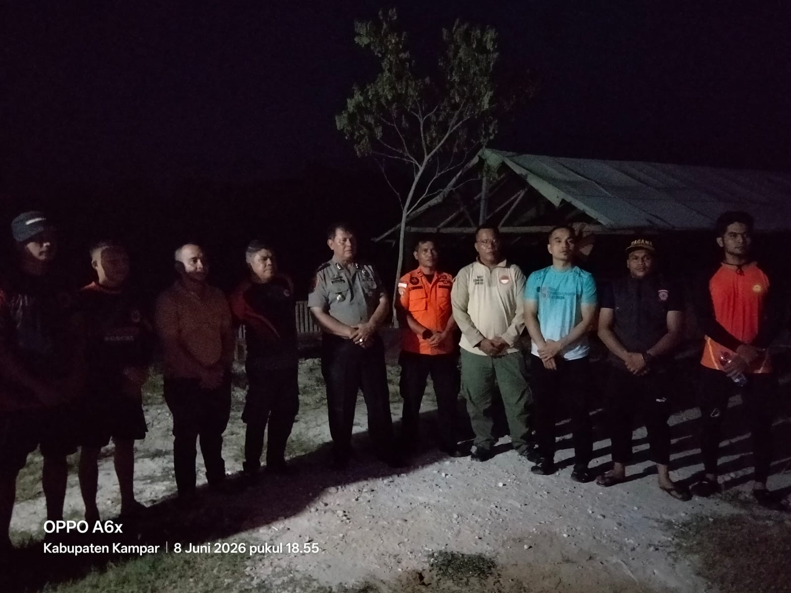 POLSEK KAMPAR HADIR DI TENGAH DUKA, KORBAN HANYUT DI SUNGAI KAMPAR DITEMUKAN PUKUL 18.08 WIB