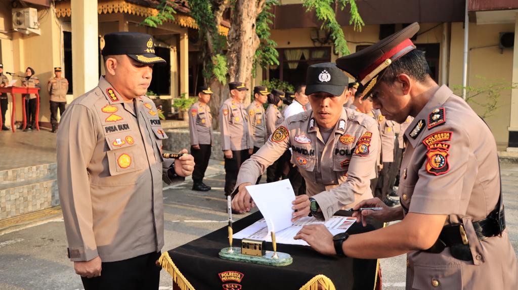 Kapolresta Pekanbaru Pimpin Upacara Sertijab Kapolsek Limapuluh