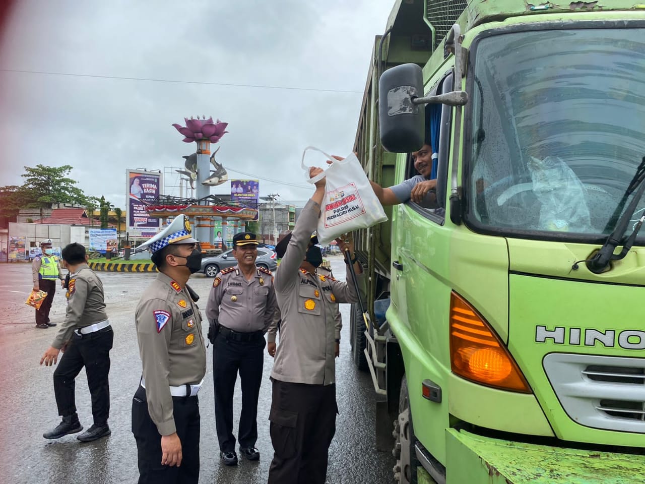 Ringankan Beban Sopir Dampak Kenaikan BBM, Kapolres Inhu Berikan Sembako