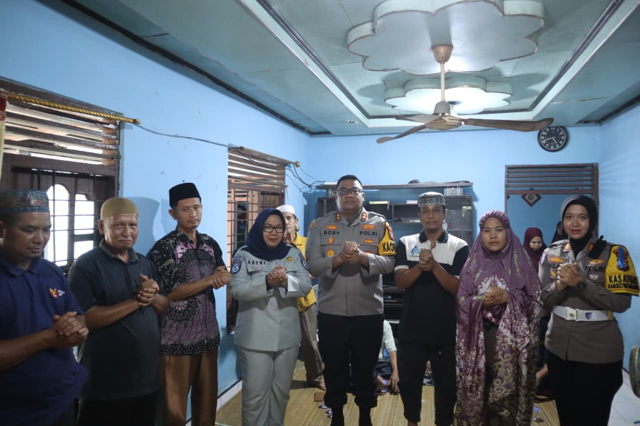 Tunjuk Kepedulian Terhadap Korban Laka Lantas, Kapolres Kampar Temui Keluarga Almarhum Alfarezi