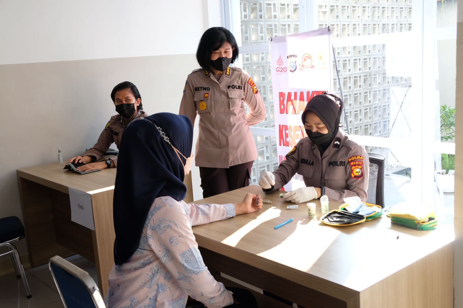 Polwan Polda Riau Gelar Bhakti Kesehatan Songsong Hari Jadinya Yang Ke-74