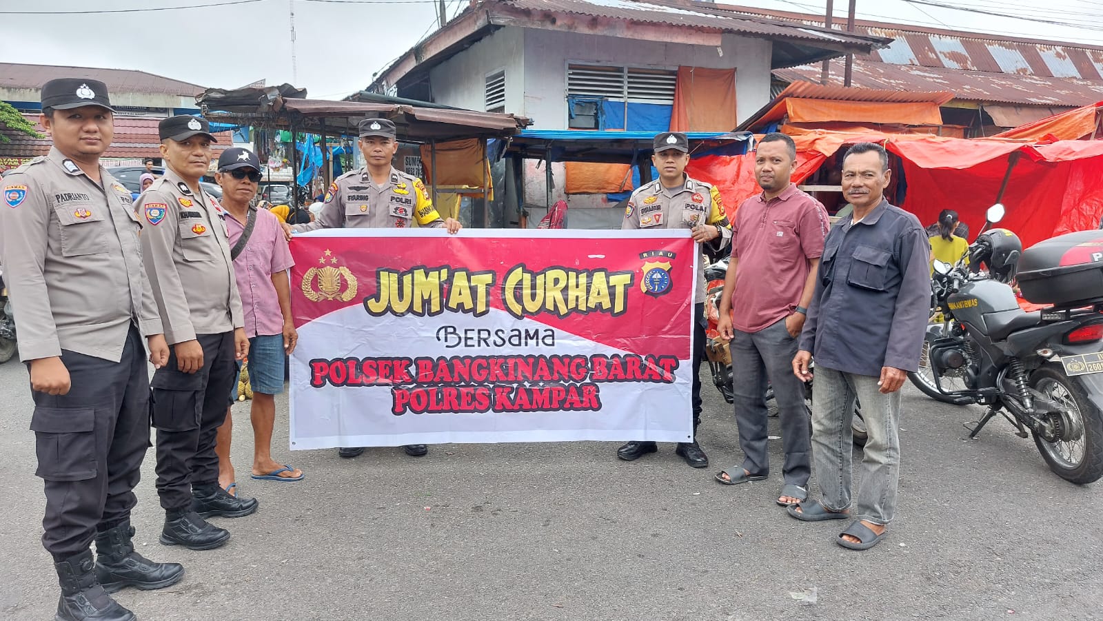 Jumat Curhat di Pasar Kuok,  Bhabinkamtibmas Polsek Bangkinang Barat Janji Tindak Tegas Judi Online!