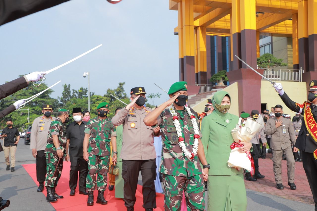 Seorang Danrem di Lepas Dengan Gegap Gempita di Markas Polda Riau