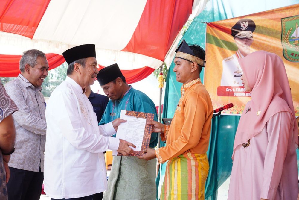 Serahkan SK PPPK di Inhil,Gubernur Syamsuar Harap Para Guru Lebih Baik Lagi dalam Mendidik