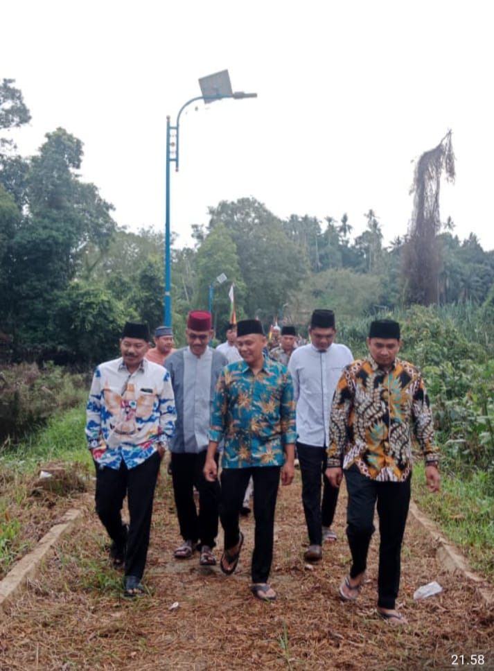 Usai Santuni Anak Yatim,Kades Pantai Cermin Rudi Anrico,SH Ziarah Ke Makam Keramat