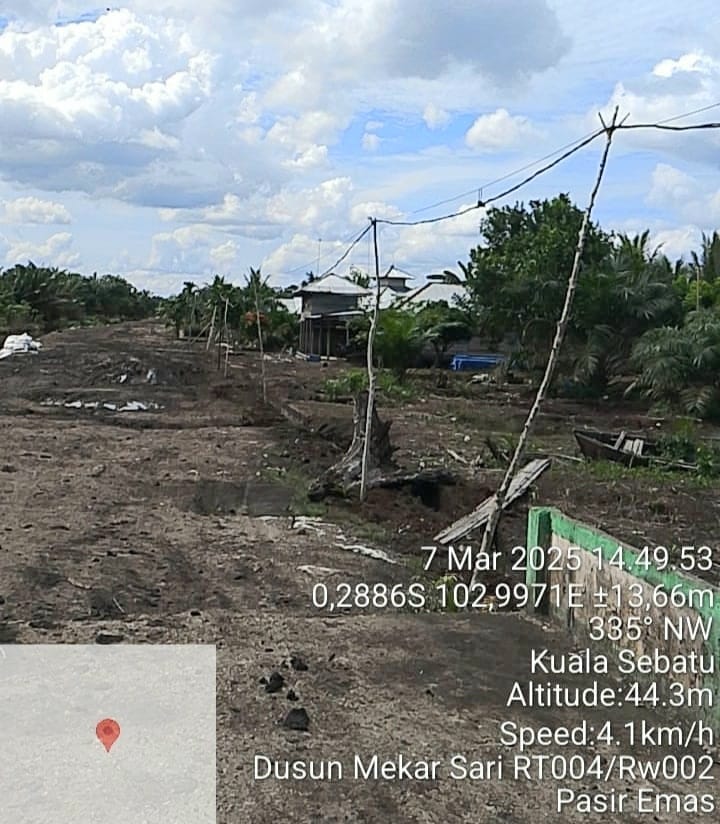 Parah,PLN  Tak Hiraukan Tiang Yang Meresahkan Warga,Apa menunggu Ada Korban? 